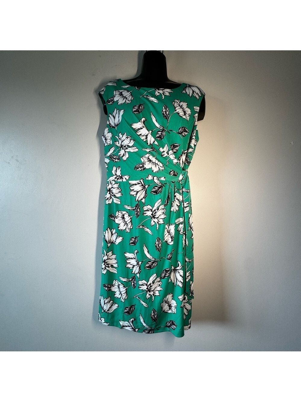Laura Chic Floral Sleeveless Midi Dress in Green